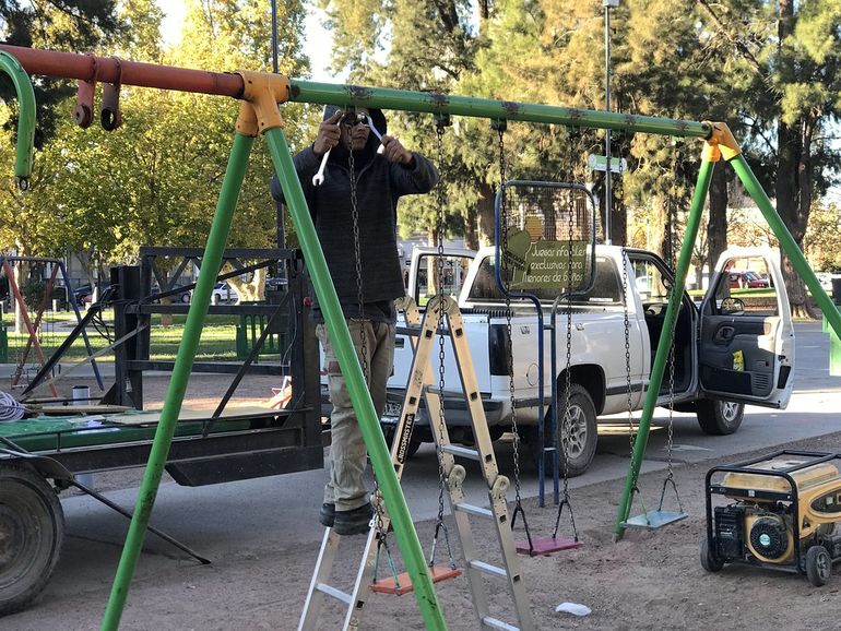 Durante los próximos días, se avanzará en la colocación de nuevos espacios de juegos infantiles en la plaza San Martín.
