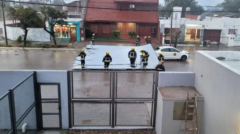 La intensidad del temporal provocó destrozos en vehículos y tendido eléctrico. También se desprendió parte del techo de un sanatorio. 