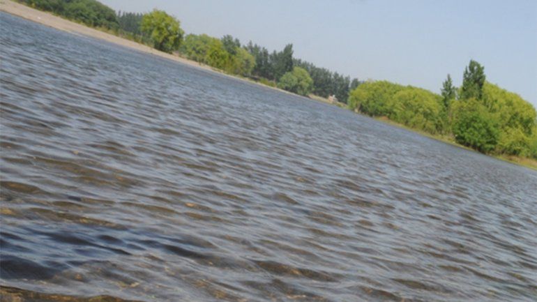 Plottier: buscan a un joven que se bañaba en el río Limay
