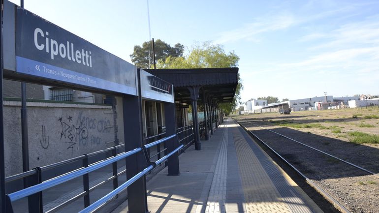 Con dos trenes operativos, se reestablecieron las cuatro frecuencias diarias que unen Cipolletti y Neuquén.