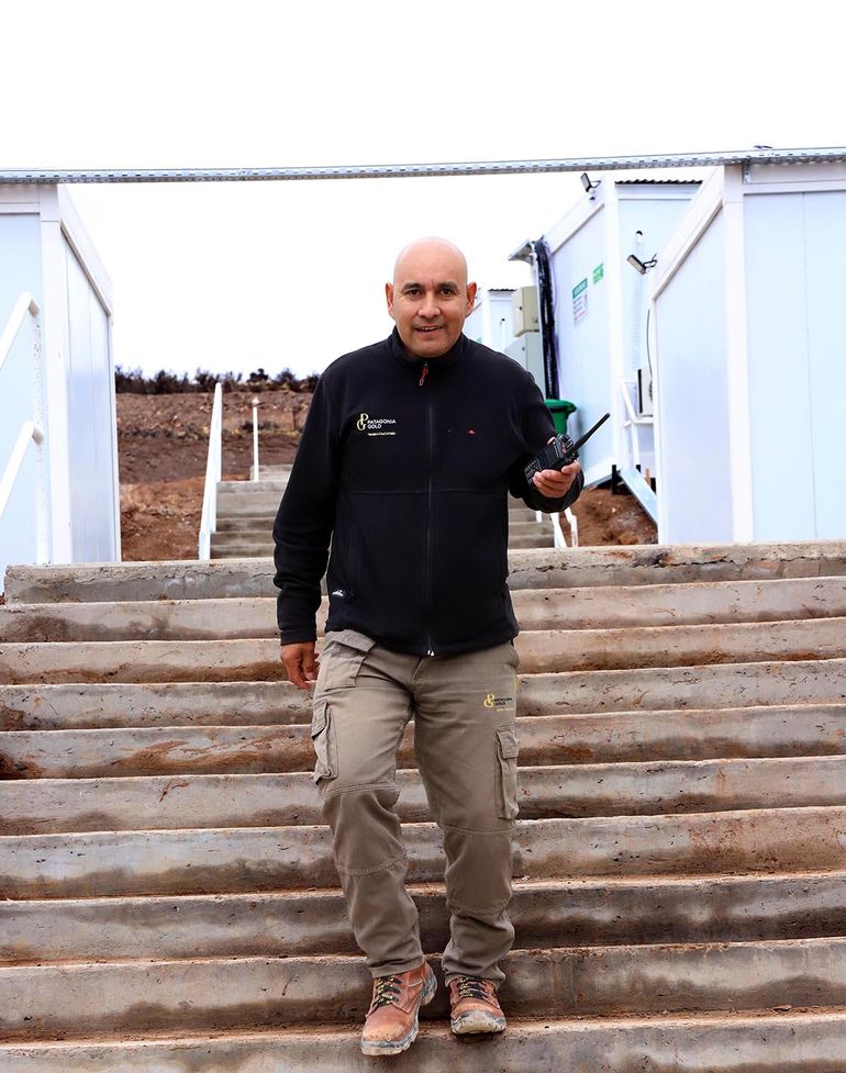 En la actualidad, Juan se desempeña como chofer dentro del campamento minero.
