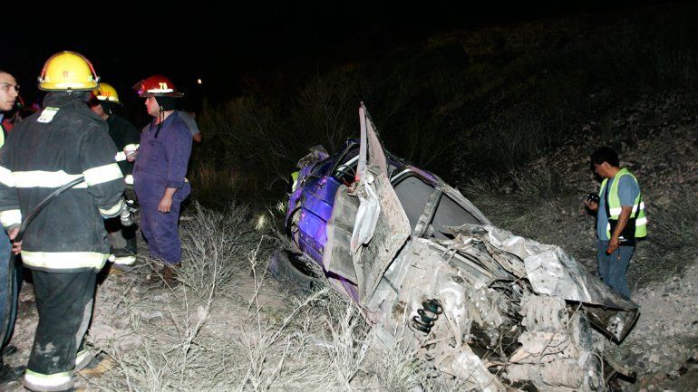 El Ford Galaxy quedó irreconocible tras dar varios tumbos. Algunos de sus ocupantes fueron despedidos y otros quedaron atrapados en el auto.&nbsp;
