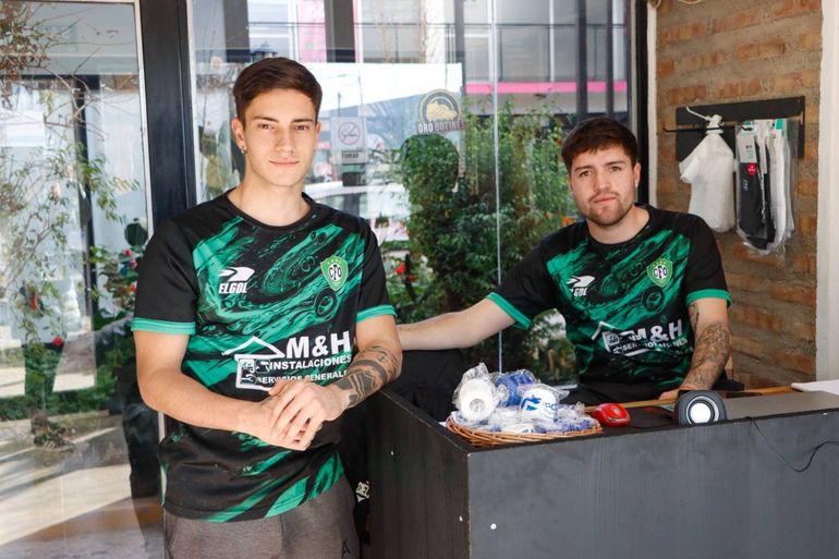 Juntos en el fútbol y en el trabajo. Marcos y Joaquín, dos emprendedores. Foto Anahí Cárdena. Juntos en el fútbol y en el trabajo. Marcos y Joaquín, dos emprendedores. Foto Anahí Cárdena.