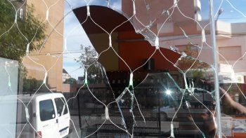 hinchas de river le rompieron el local a reconocido vecino solidario