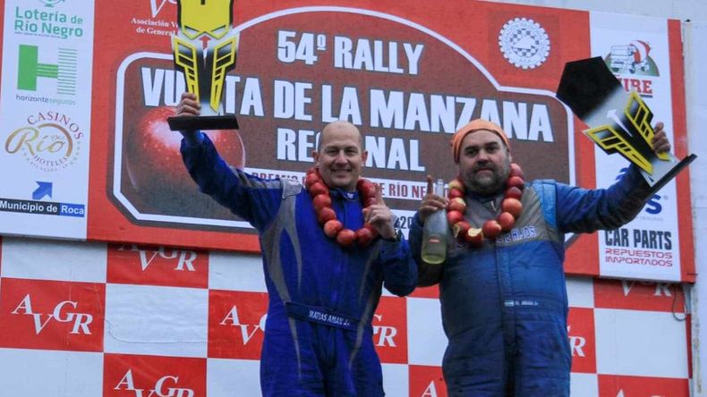 Mauro y Matías en lo más alto del podio en el autódromo de Roca, donde se hizo la premiación. Fotos: gentileza Verónica Troncoso