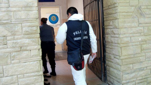 Peritos de la Policía local intervienen en la investigación de lo sucedido.