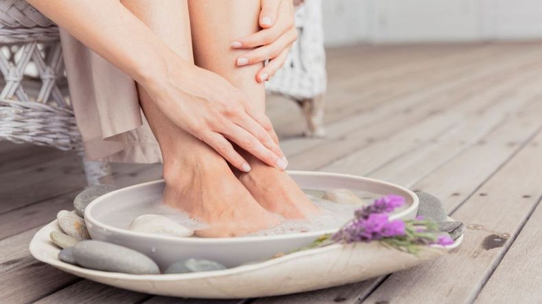 Lavarse los pies con jabón neutro y sal: para qué sirve y cuándo hay que hacerlo