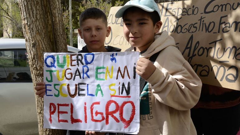 Padres y alumnos de la Escuela Primaria 50 se movilizaron por la crítica situación edilicia