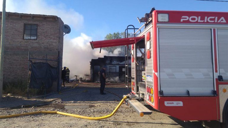 Explotó una garrafa y se incendió un depósito en Los Polvorines: hay un herido