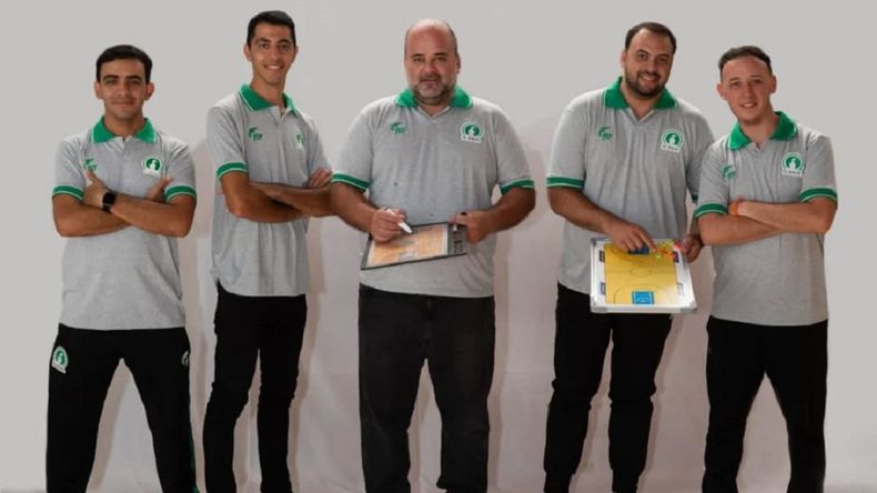 Mauricio Santángelo junto a su cuerpo técnico en el inicio de la temporada. 