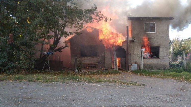 Un hombre sufrió quemaduras en las vías respiratorias al incendiarse su vivienda