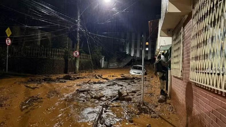 Las inundaciones azotan Brasil y provocaron derrumbes y deslazamientos de tierra.