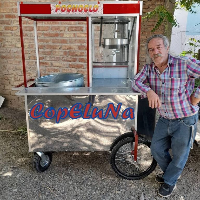 Esta tarde, en la plaza San Martín de Plottier, este vecino regalará algodón de azúcar a quienes lleven un alimento no perdedero para colaborar con El Bolsón.