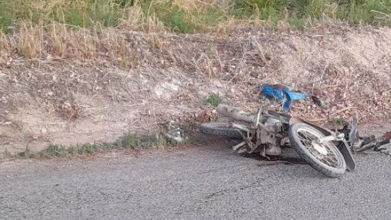 Motociclista chocó contra una valla y se golpeó la cabeza contra el pavimento