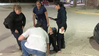 La muchacha fue asistida amablemente en la esquina por el personal de Farmacia Sánchez y de la comisaría 26.