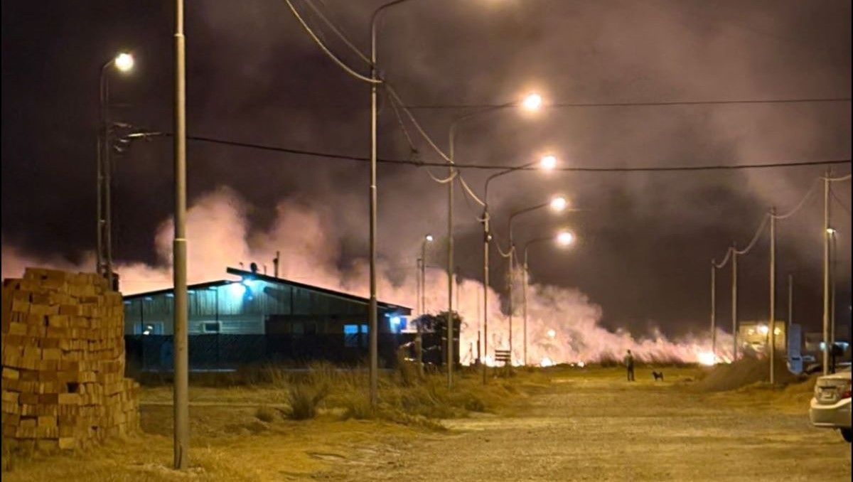 El fuego generó pánico porque por el viento se propagó hacia un loteo, cercano a un histórico albergue transitorio.&nbsp;