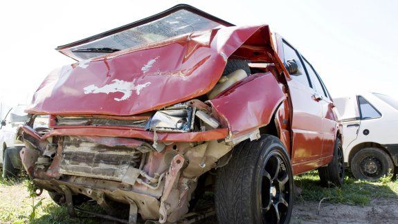 El Fiat quedó mucho más corto: se arrugó al impactar fuertemente contra el lateral izquierdo del Ford.