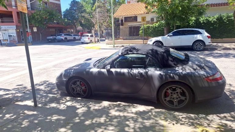 El misterioso auto de lujo que estuvo estacionado en Italia y San Martín un buen rato. El misterioso auto de lujo que estuvo estacionado en Italia y San Martín un buen rato.