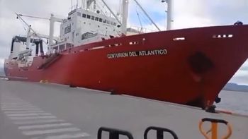 El buque pesquero Centurión del Atlántico impactó dos veces contra el muelle del puerto de Ushuaia.