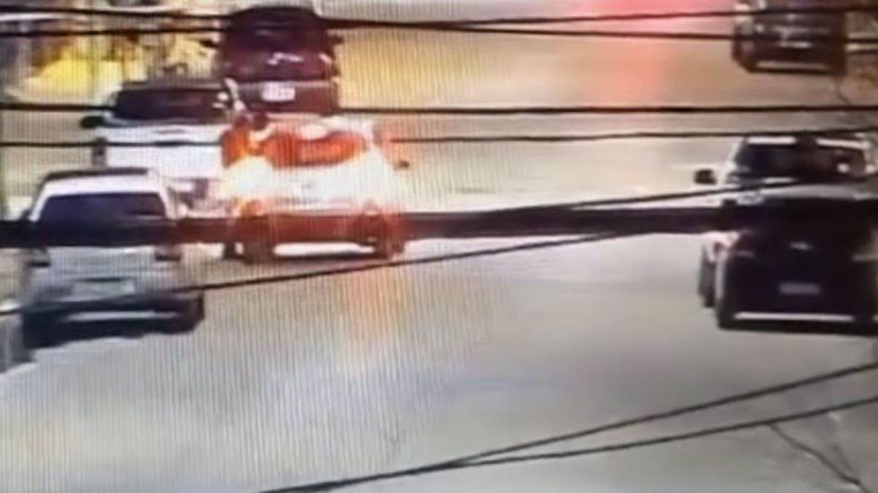 Discutieron y la arrastró cuatro cuadras sobre el capot del auto