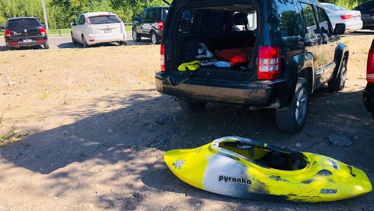 Se le cay&oacute; el kayak de la camioneta y lo busca por cielo y tierra