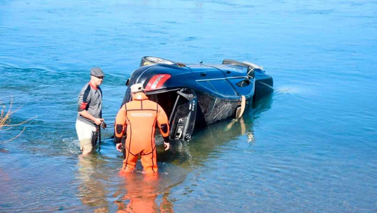 Qué hacía un Mercedes Benz sumergido en el Paseo de la Costa: ¿Y sus ocupantes?