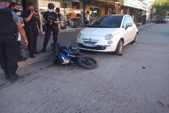 Automovilista chocó a una moto y abandonó a los heridos