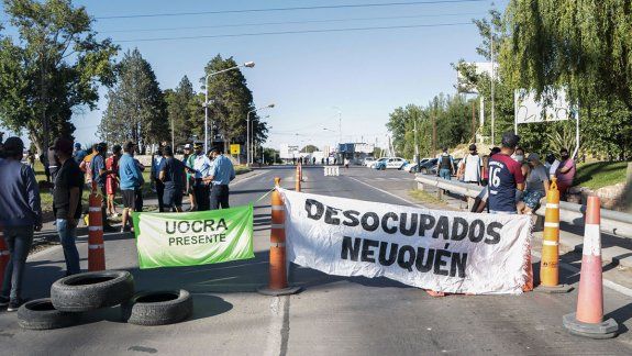 Ex trabajadores de la Uocra cortan los puentes carreteros