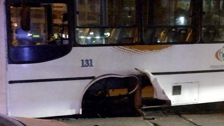 Un colectivo de Pehuenche perdió una rueda en la plaza San Martín y no hubo heridos de milagro