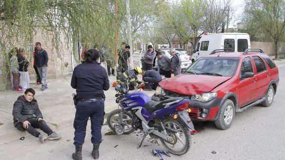 Vecinos del Almirante Brown cuestionaron a los jóvenes que iban en moto.
