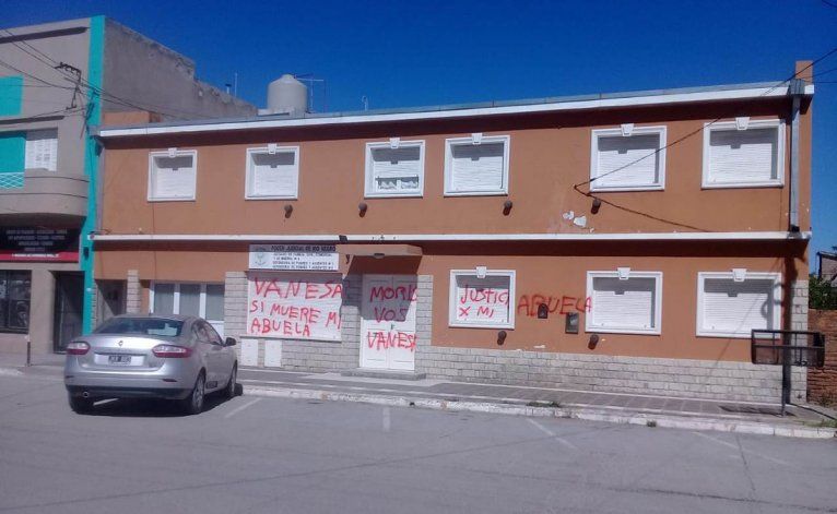 La fachada del juzgado de San Antonio con los escritos amenazantes. 
