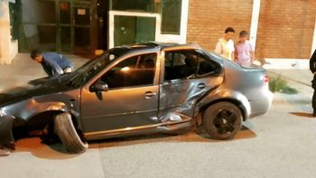 borrachos, escapan para evitar un control de alcoholemia, chocan dos autos y casi vuelcan