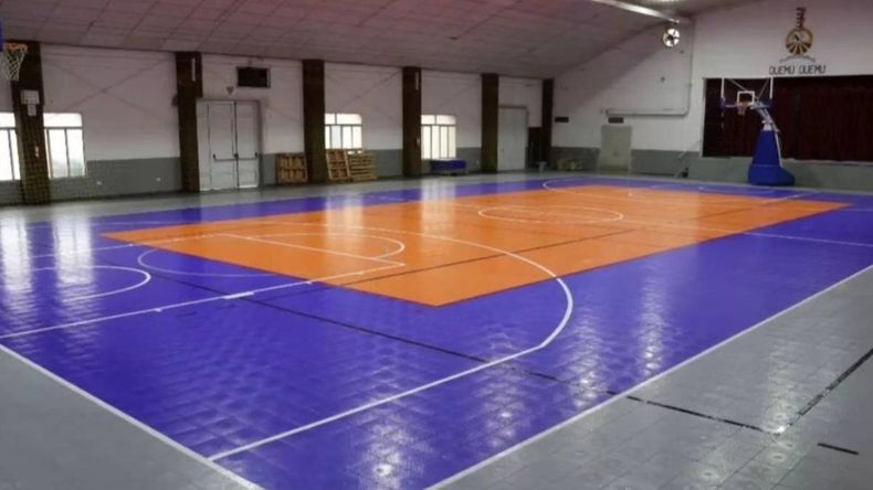 La cancha donde se práctica vóley y handball tendrá pisos nuevos de última generación.