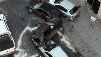 Un violento choque que involucró siete autos causó conmoción en Quilmes. | LMCipolletti.com Un violento choque que involucró siete autos causó conmoción en Quilmes.