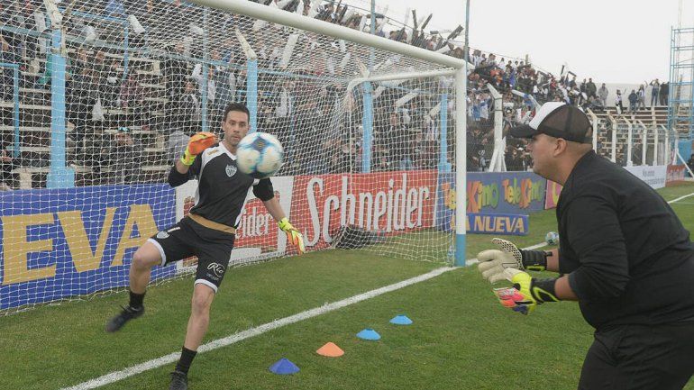 La marea albinegra hace vibrar el estadio de Cutral Co