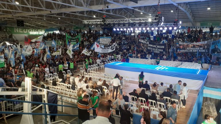 Cipolletti: Una multitud espera a Sergio Massa en el estadio municipal