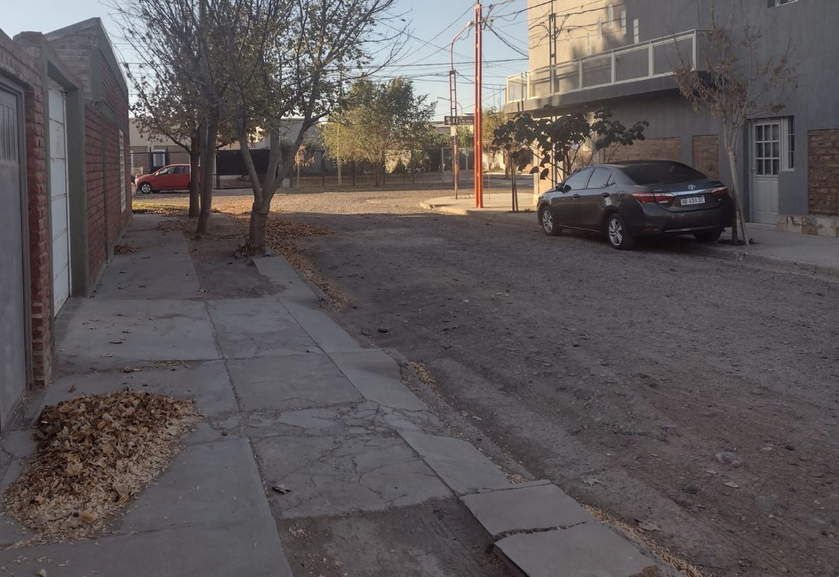 Mucho tránsito para una calle que no está preparada para eso