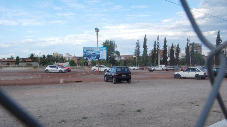 Cisterna y tres cómplices desarmaron varios autos secuestrados por el Municipio en la pista de manejo.