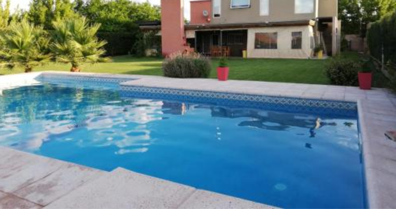 Trágico: un nene de 5 años cayó en la pileta de su casa y murió ahogado