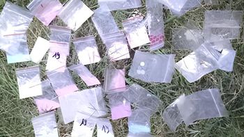 Las drogas encontradas dentro de las botas de la mujer, que fue detenida. Fue en la fiesta electrónica realizada en Fernández Oro.&nbsp;