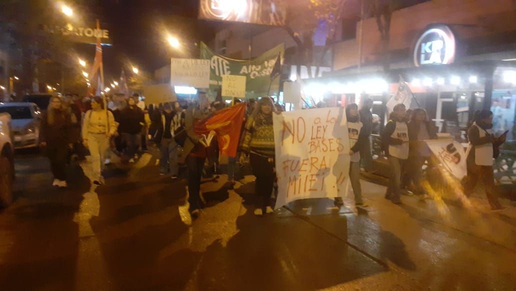La movilización contra la Ley Bases recorrió las calles del centro de Cipolletti.&nbsp;