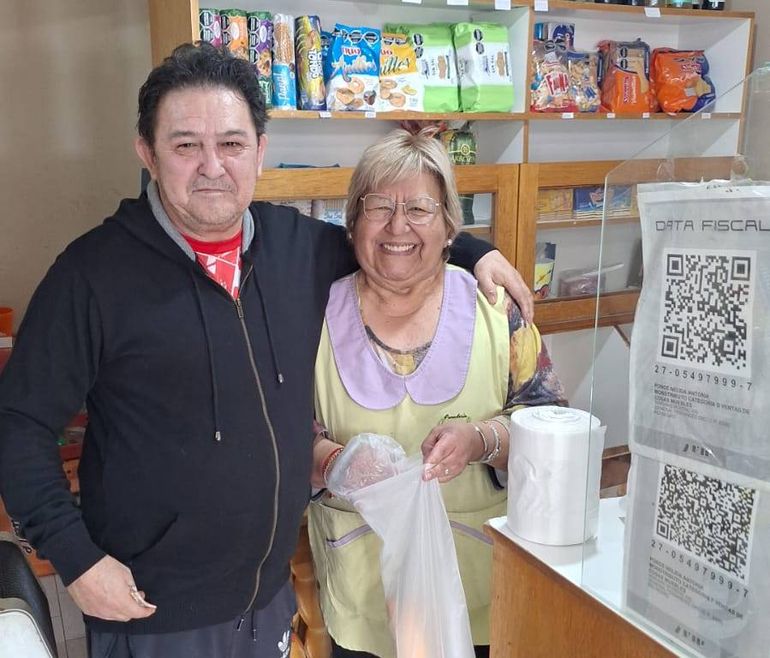 Nely con Oscar, otro fiel cliente. Nely con Oscar, otro fiel cliente.