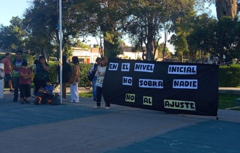 El reclamo fue llevado a cabo en la Plaza San Martín por los padres de los alumnos reubicados en la Escuela 39. Foto: Radio Seny.