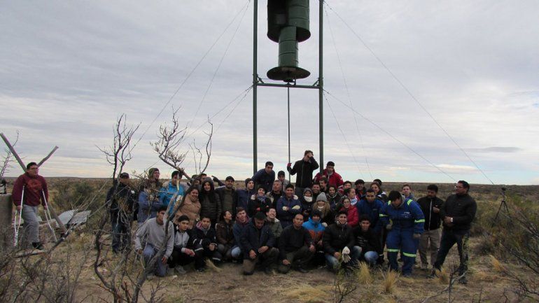 Estudiantes se unen para darles agua a los parajes