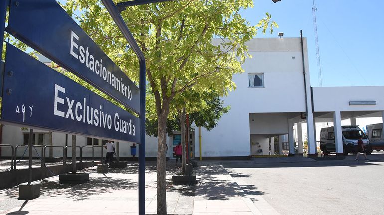 Fue a la guardia del hospital Heller, se retiró con la sonda y murió en su auto frente a la Municipalidad