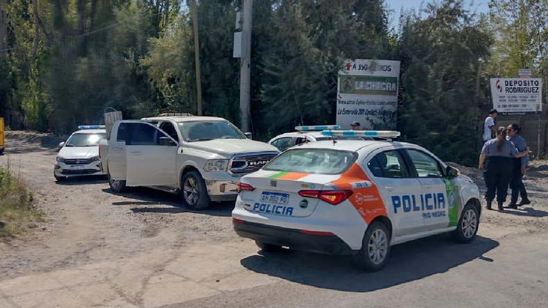 El hombre emprendió la fuga y comenzó una persecución por las calles de Cipolletti, que interceptaron al individuo en&nbsp;Circunvalación y Esmeralda.