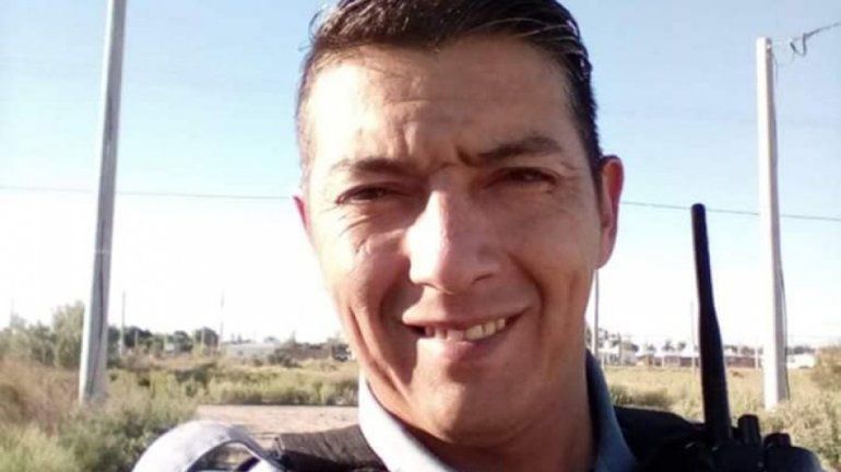 Reconocen al policía que salvó a un hombre de morir ahogado en el canal de El 30