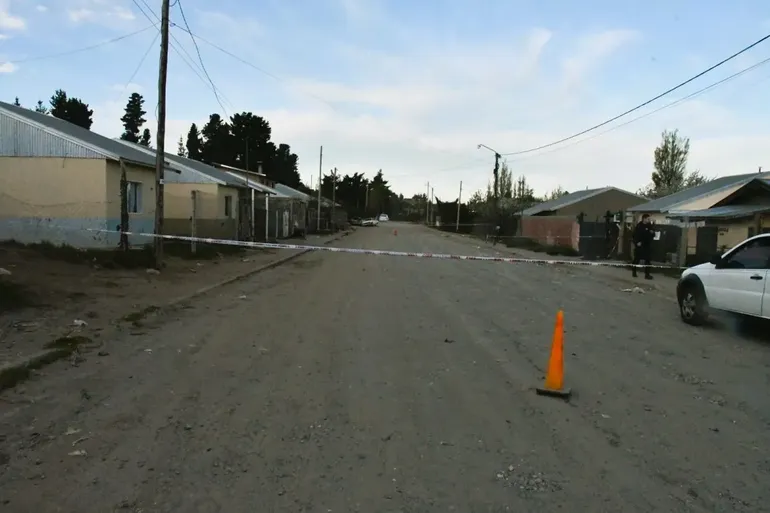 El allanamiento se efectuó en una vivienda de la calle Peulla del barrio 2 de Abril. El allanamiento se efectuó en una vivienda de la calle Peulla del barrio 2 de Abril.