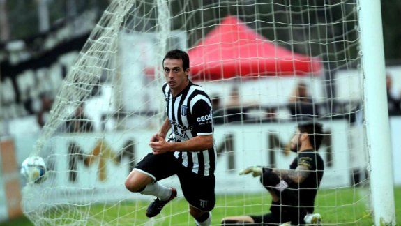 Espinosa tuvo ofertas concretas para emigrar, pero se queda en Gimnasia de Mendoza para jugar el Federal A.