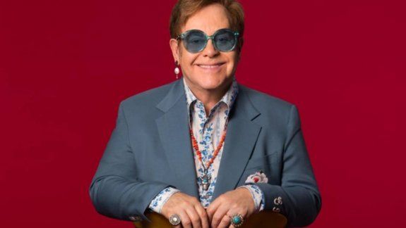 Elton John sufrió un accidente en su casa, en Francia.